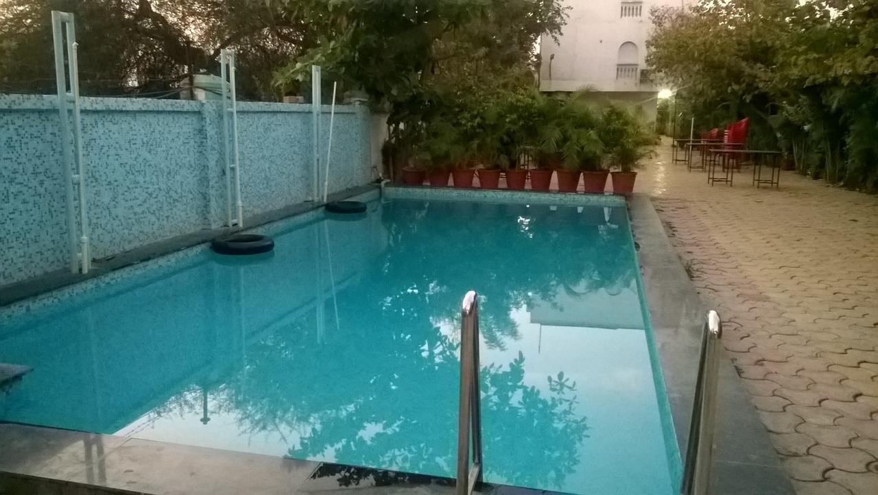 Oyo 14856 Resort Raghav Palace Индаур Экстерьер фото